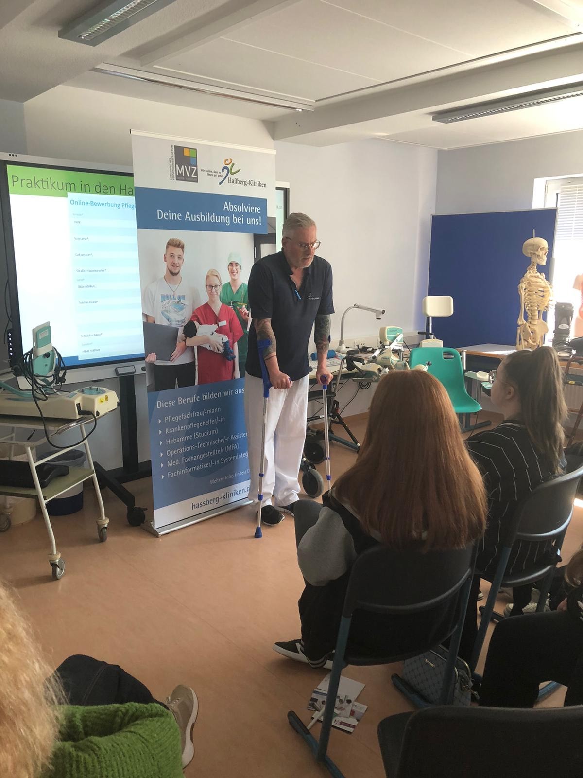 Physiotherapeut Holger Händel der Haßberg Kliniken zeigt der Klasse 9M der Mittelschule Eltmann verschiedene Hilfsmittel aus dem Krankenhaus-Alltag