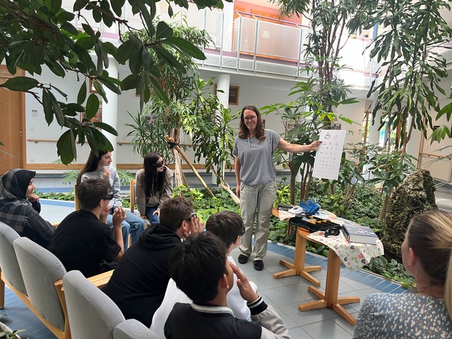 Pflegedienstleitung Angelika Schmidt des Caritas Altenservicezentrum St. Martin in Hofheim erklärt der 7a der Mittelschule Hofheim den Umgang mit Seheinschränkungen. Foto: Vera Ksinski.