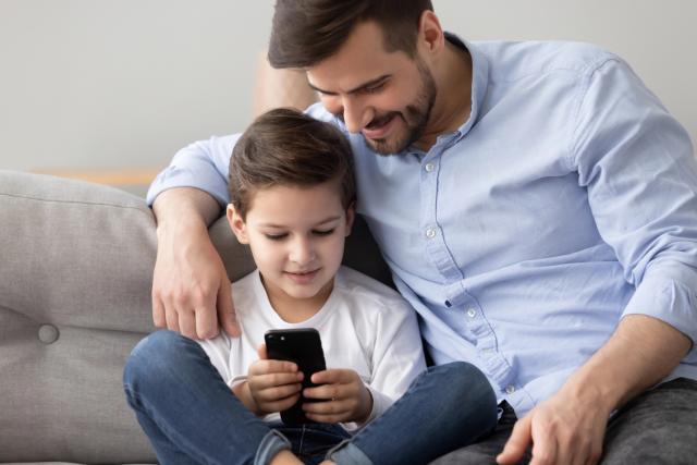 © PantherMedia / fizkes Medienkompetenz_-Smartphone_Kind_Vater.jpg
