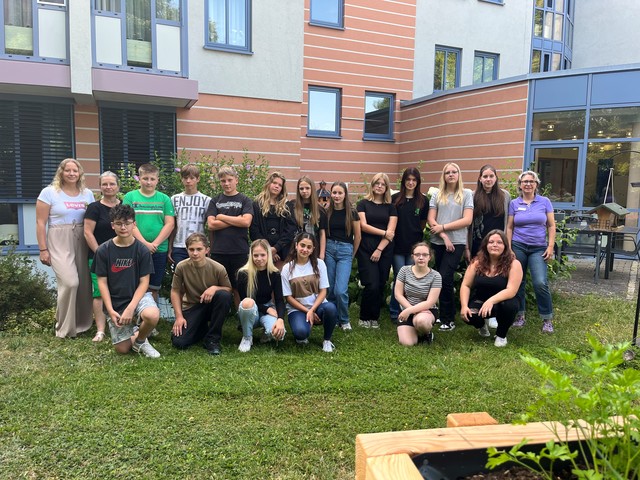 Die Klasse 7a der Mittelschule Hofheim i. UFr. zu Besuch im Caritas Altenservicezentrum St. Martin in Hofheim i. UFr. Foto: Victoria Meißner.