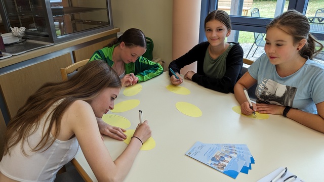 Schülerinnen der Klasse 7b der Mittelschule Hofheim bei einer Gruppenarbeit. Foto: Iris Horn.