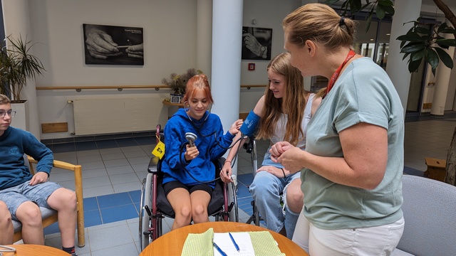 Eine Pflegefachkraft des Caritas Altenservicezentrum St. Martin in Hofheim erklärt 2 Schülerinnen der Mittelschule Hofheim wie man Blutdruck misst. Foto: Iris Horn.
