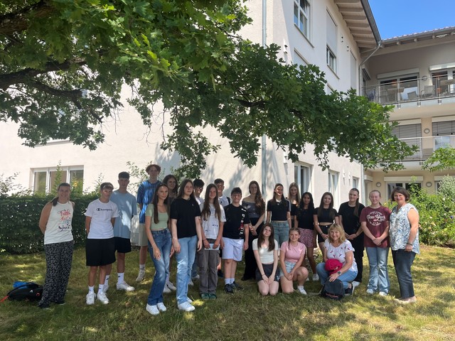 8. Klässler der Wallburg Realschule Eltmann vor dem AWO Seniorenzentrum Knetzgau. Foto: Vera Ksinski.